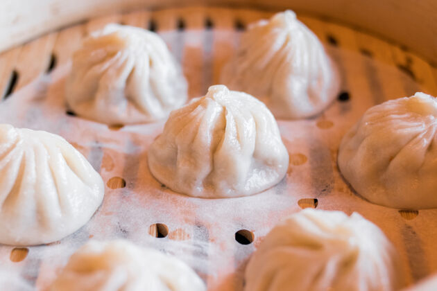 餃子托盤上有餃子晚餐食物晚餐