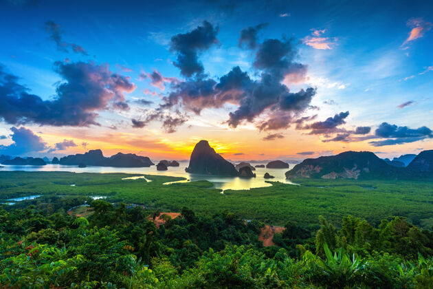普吉岛泰国攀牙日出时的南舍观岩石海风景