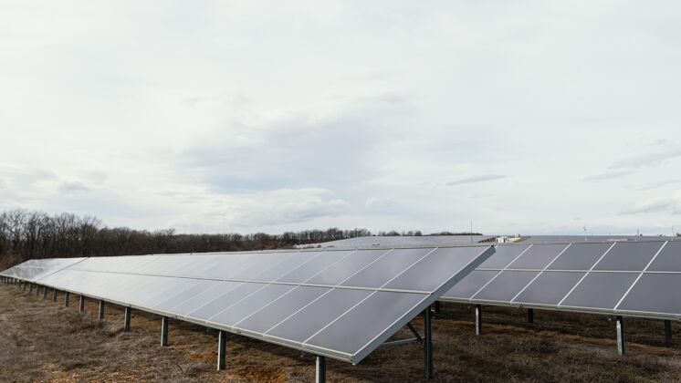 可持续发展很多太阳能电池板在野外发电更新绿色能源太阳能