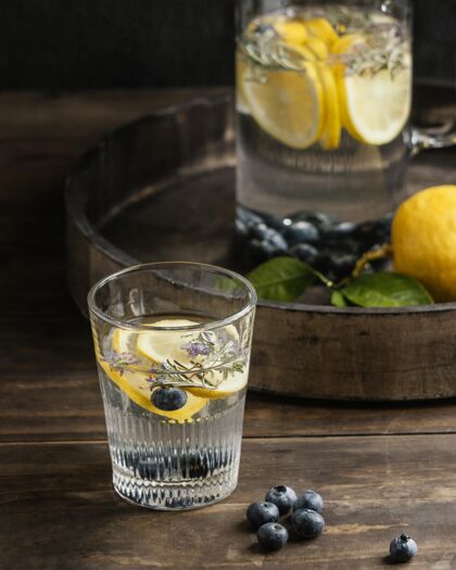 排毒健康的柠檬水在玻璃排列提神饮食提神饮料