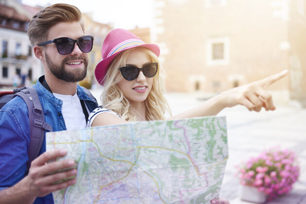 旅行情侣游览新的旅游城市女人地图男人