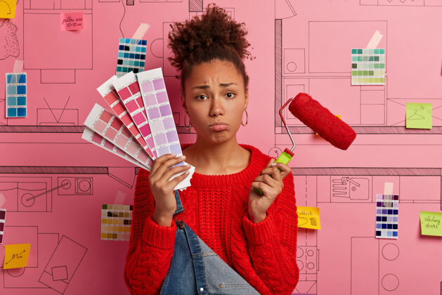 工作服年轻女子站在房子旁边设计素描准备装修颜色设计师画家