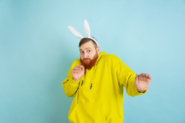 Rabbit复活节兔子耳朵的大胡子男人HolidayEggBunny