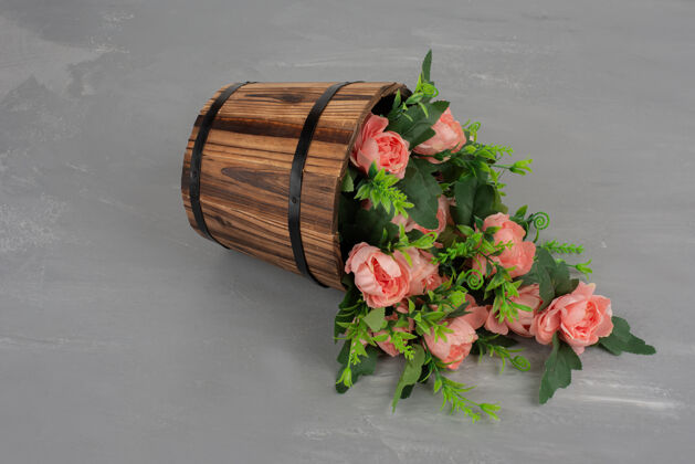 美丽美丽的花束放在灰色的桌子上绽放自然玫瑰
