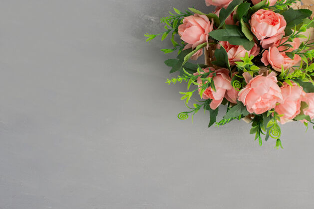 复制空间在灰色的桌子上放着一束美丽的粉红玫瑰花卉开花婚礼