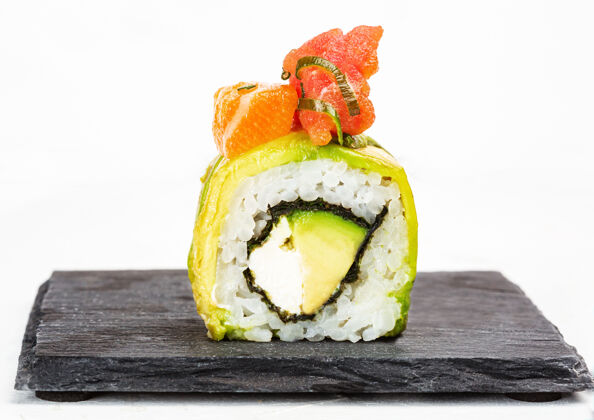 餐白色背景的美味寿司卷特写镜头海鲜芥末卷