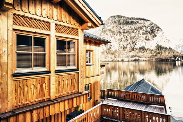 湖泊美丽的照片 一个小村庄周围的湖泊和雪山雪太阳阳光