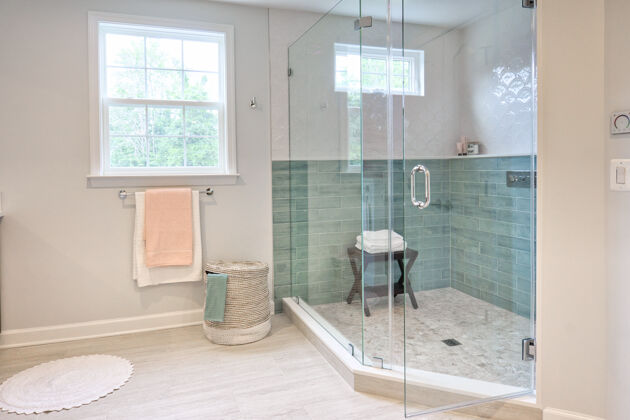 洗漱现代浴室的内部配有淋浴箱清洁蓝色家居