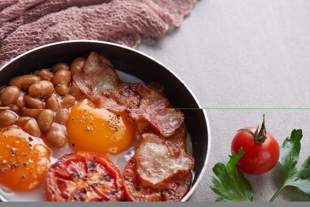 美味传统的全英式早餐 煎蛋 培根 豆子 烤番茄蔬菜煎饼健康