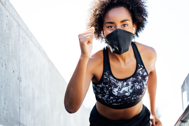 健康非洲运动妇女戴着口罩在户外跑步新的正常生活方式运动和健康的生活方式的概念女性运动动机