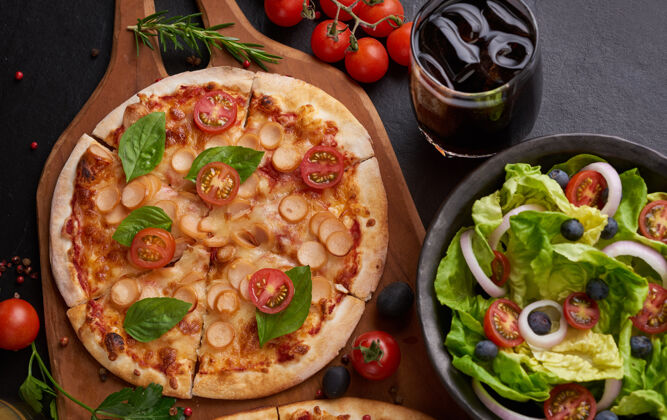 聚会乡村黑石桌 各种意大利披萨 顶视图快餐午餐 庆祝活动意大利不同扁平面包