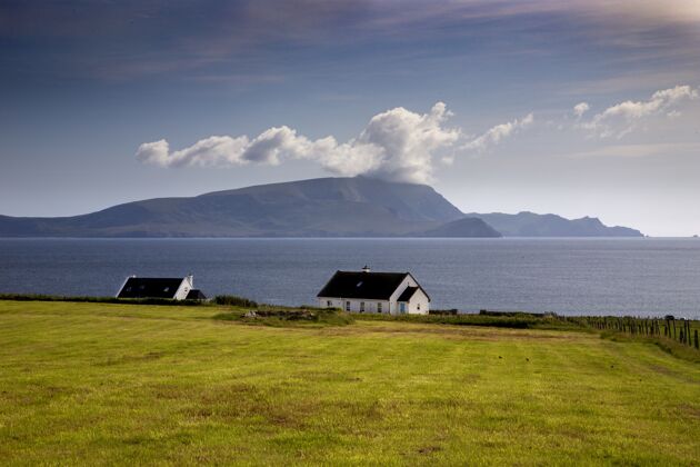 山美丽的拍摄一个孤立的房子在山谷旁边的梅奥郡海在爱尔兰景观欧洲海洋