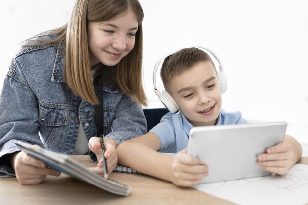 学术近距离观察一起学习的孩子们男孩电子教育