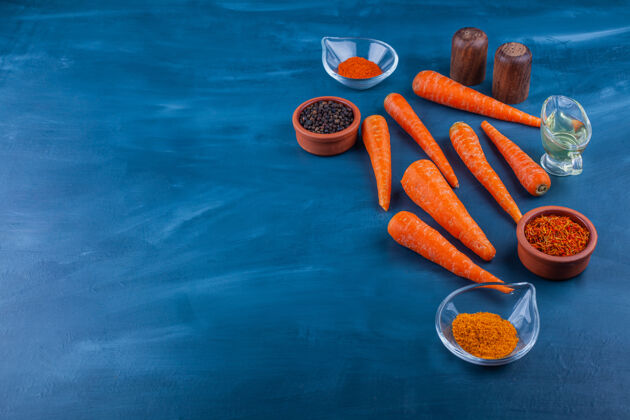 香料蓝色表面有各种有机香料和成熟胡萝卜什锦品种胡椒