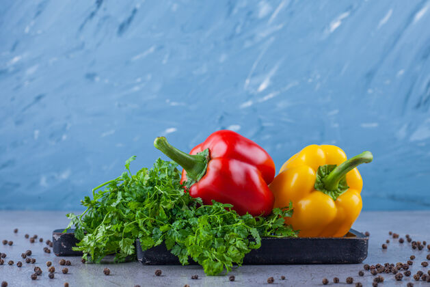 蔬菜不同颜色的甜椒在蓝色上的变化成熟的有机甜椒