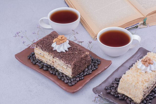 套餐各种各样的梅多维奇蛋糕配两杯茶糕点面包房美味