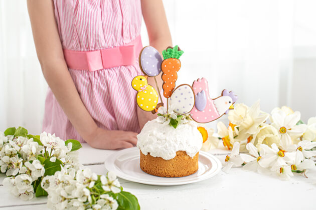 节日装饰节日蛋糕的小女孩的手准备复活节假期的概念复活节女孩孩子
