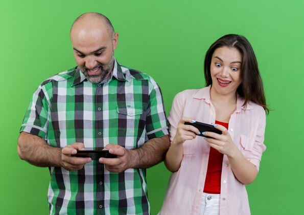 成人娱乐成人夫妇玩手机游戏电话情侣游戏