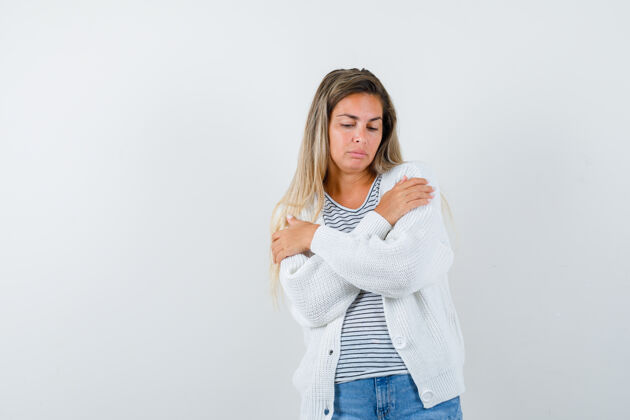 女人年轻女士穿着t恤 夹克 牛仔裤 双臂交叉放在胸前 看上去很沮丧前视图手臂肖像抑郁症
