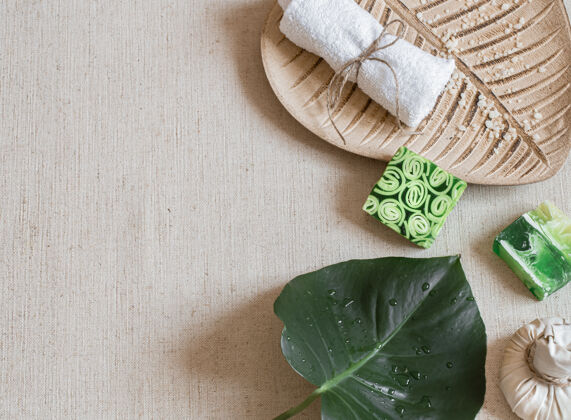 顶视图水疗静物与肥皂 毛巾 树叶和洒海盐顶视图卫生和美丽的概念清洁叶子肥皂