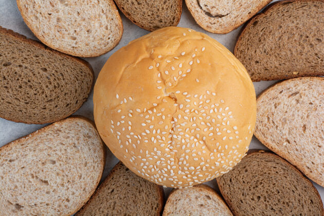 芝麻蓝色背景芝麻面包片和小面包高品质照片新鲜切小麦
