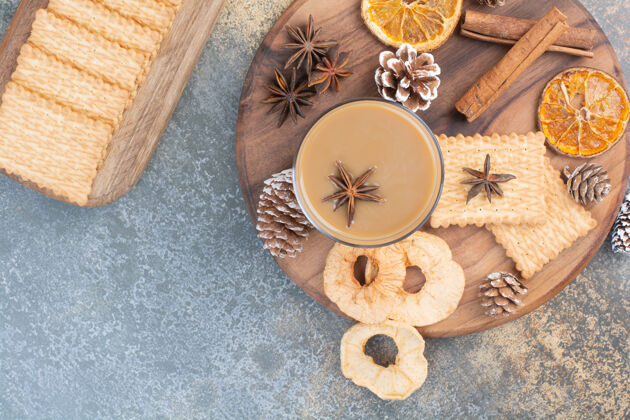 饮料一杯咖啡 肉桂棒和松果放在木盘上高质量的照片曲奇松果饮料