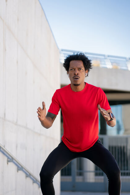 跑步一个黑人运动员在楼梯上做户外运动动机运动员户外
