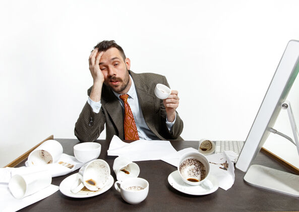 成人年轻人喝了很多咖啡 但无论如何也不能醒来工作继续在办公室睡觉办公室工作人员的麻烦 生意 问题和压力的概念咖啡同事烦恼
