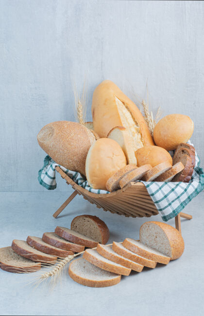 法式面包各种面包篮大理石背景高品质的照片面包片面包面包房