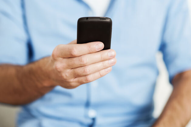 数字显示男人在用智能手机蓝色阅读沟通