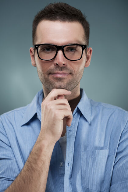 男子气概戴眼镜的人的画像智力时装模特有魅力的男人