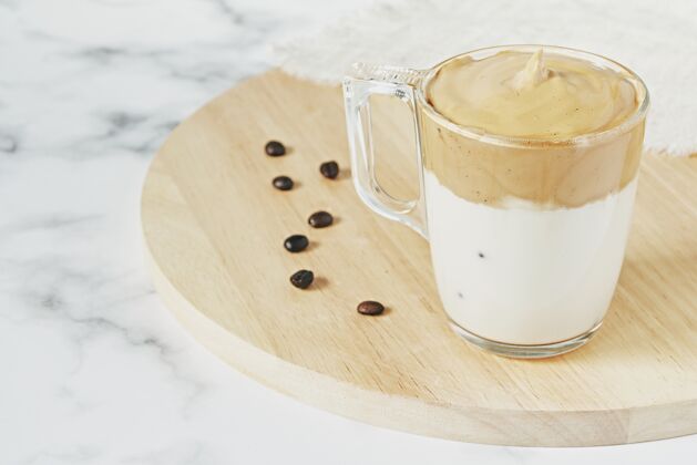 浓缩咖啡特写镜头冰达尔戈纳搅打咖啡与蓬松奶油巧克力刷新咖啡