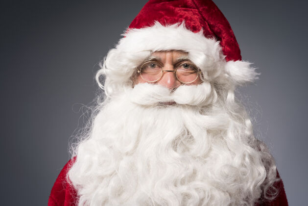 传统友善的圣诞老人的画像等待欢乐庆祝