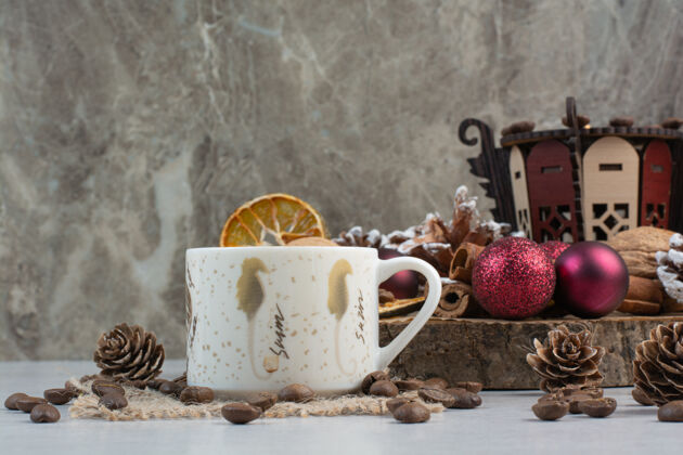 肉桂一杯咖啡 松果和圣诞球放在木盘上高质量的照片水果咖啡杯子