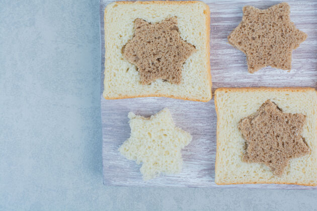 正方形星形和方形黑色和白色面包片大理石背景高品质的照片切片小吃面包房