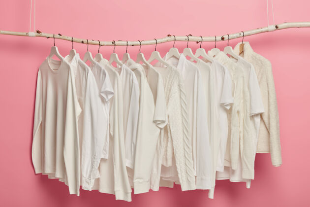 白色白色时装 针织图案 挂在衣架上展示衣柜里有一排结实的衣服衣服悬挂T恤