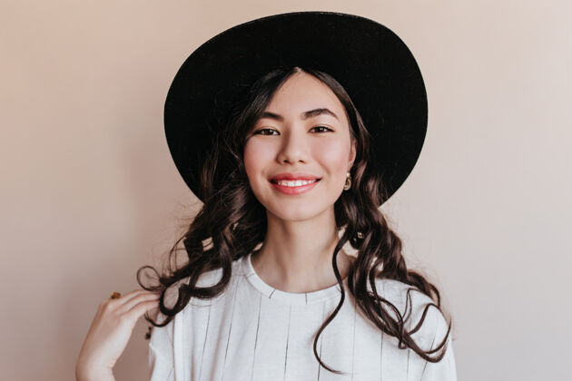休闲快乐微笑的亚洲女人的正面照片戴着黑色帽子的快乐韩国女人的摄影棚镜头女人女性发型