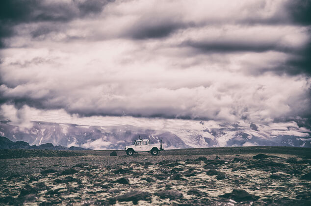 越野白色皮卡车白天在山上行驶山地汽车冒险