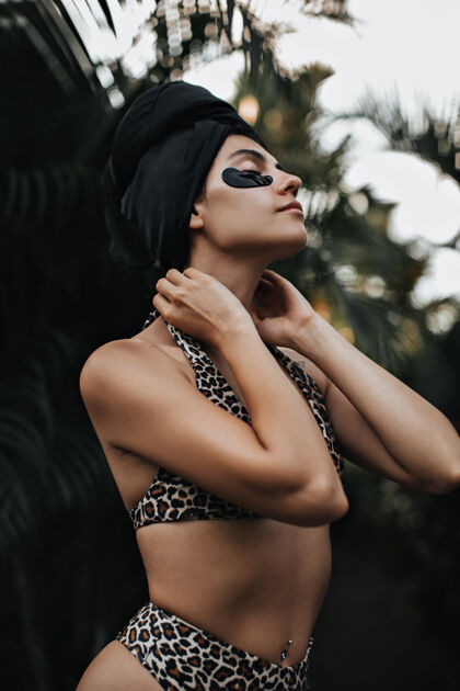 水疗性感的年轻女子 戴着眼罩站在自然的背景上户外拍摄的灵感女子戴着黑色头巾自然叶花