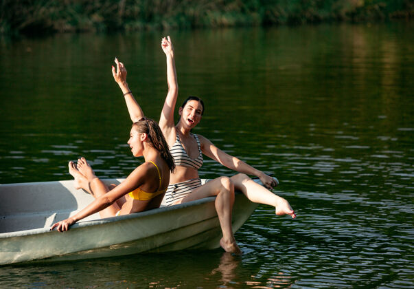 友谊快乐的朋友们 一边欢笑 一边泼水 一边在河里游泳玩耍瞬间自然