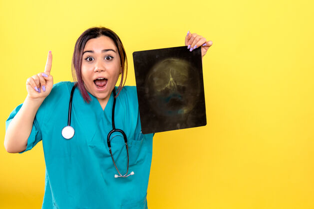 药放射科医生的侧视图多亏了x射线放射科医生知道如何帮助病人病人医疗护士