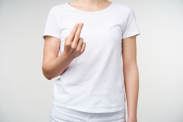 文字年轻女性的手被举起 同时展示两个手指裸体美甲 女性学习手语交谈 同时在白色背景上摆姿势非语言符号室内