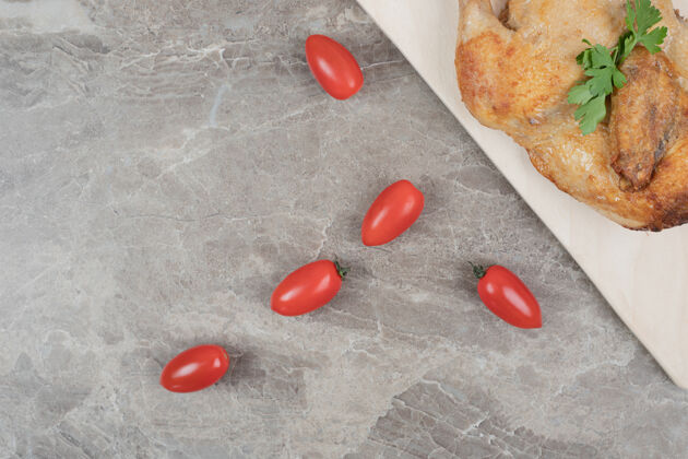 一餐木盘烤鸡肉配番茄高品质照片烘焙西红柿绿色