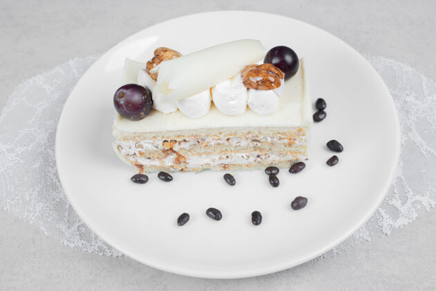 糕点白色盘子上的白巧克力蛋糕高品质照片谷物坚果巧克力
