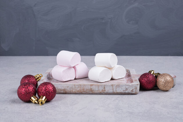 好吃棉花糖与圣诞球木板高品质的照片棉花糖软吃