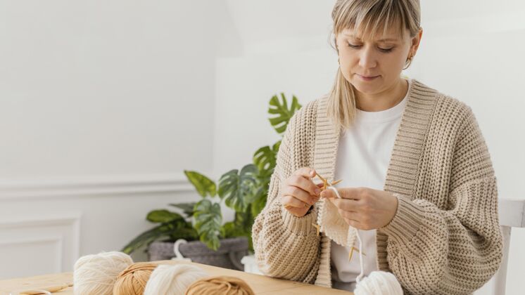 衣服中等身材的女人在家里编织工艺整理室内