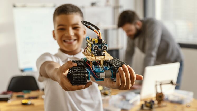 自制父子做机器人房子男孩机器人