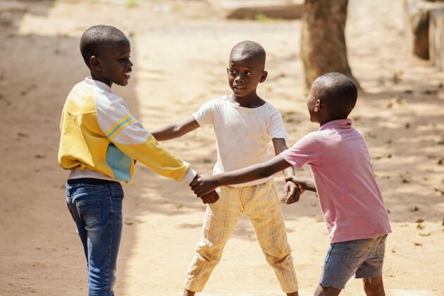 非洲中枪非洲男孩一起玩非洲男孩文化