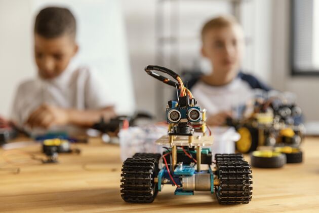 房子儿童制造机器人建筑工具男孩特写