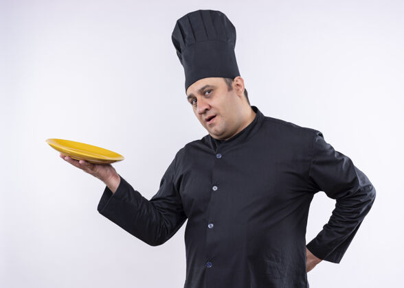 黑男厨师身穿黑色制服 头戴厨师帽 站在白色背景下 显得自信满满男示范站